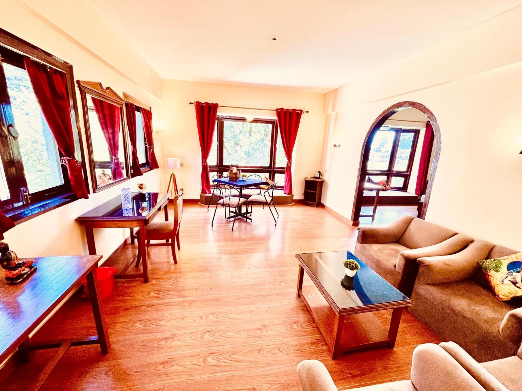 Sagar Resort !! Mountain View ! Luxury Stay ! Family Resort ! Private Parking ! Near Mall Road Manāli Zewnętrze zdjęcie