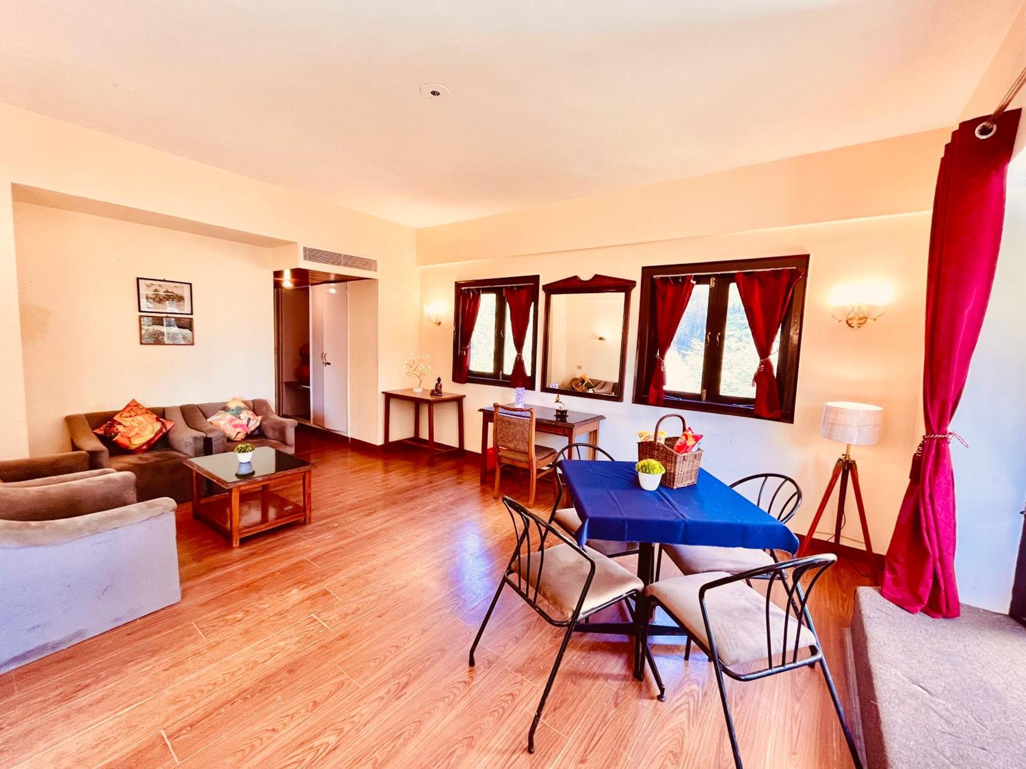 Sagar Resort !! Mountain View ! Luxury Stay ! Family Resort ! Private Parking ! Near Mall Road Manāli Zewnętrze zdjęcie