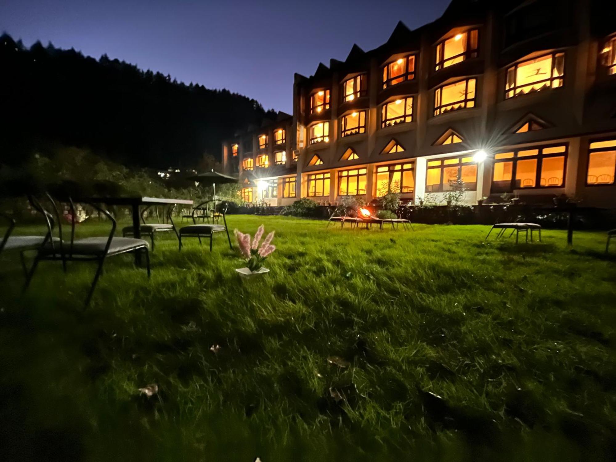Sagar Resort !! Mountain View ! Luxury Stay ! Family Resort ! Private Parking ! Near Mall Road Manāli Zewnętrze zdjęcie